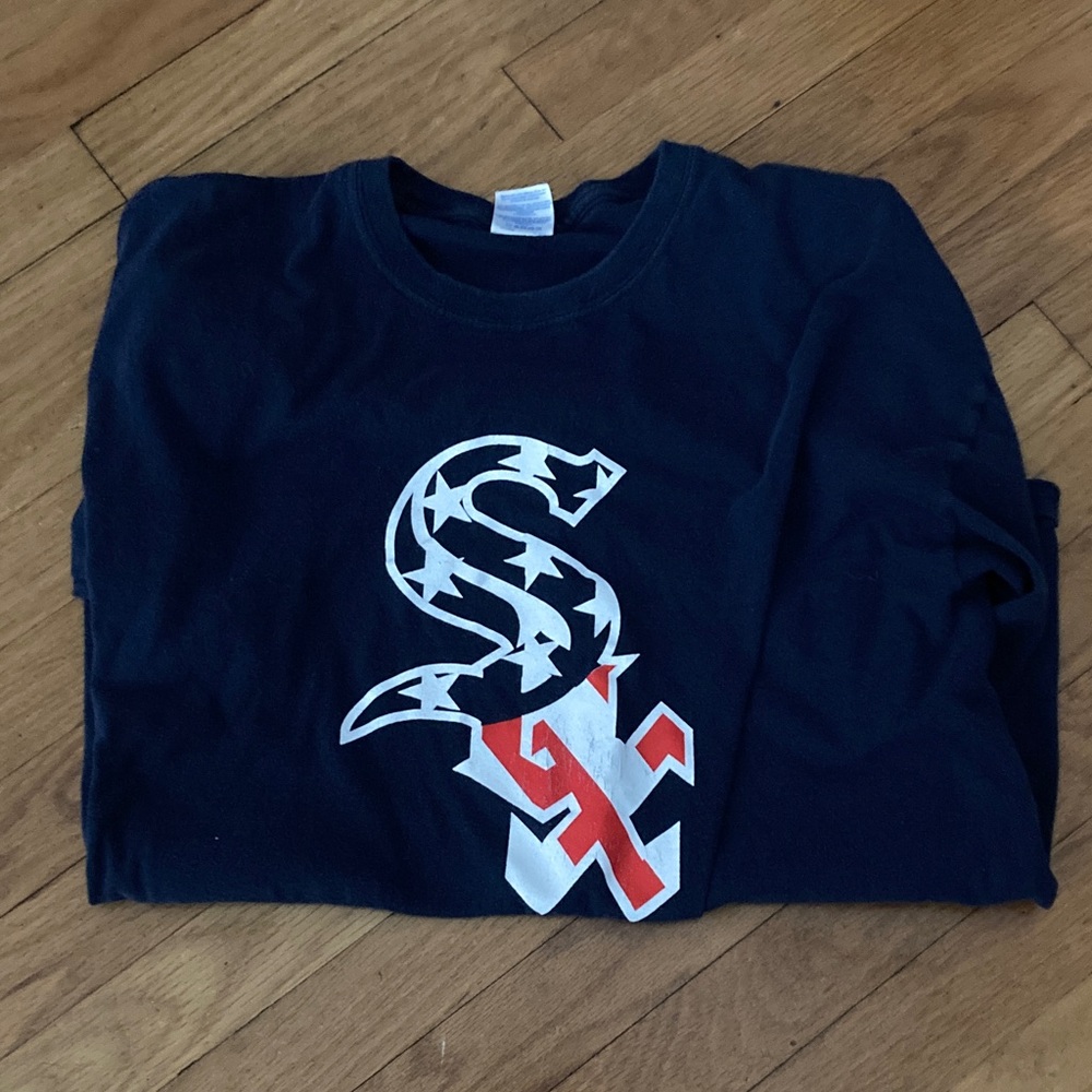 Chicago White sox blue T-Shirt with American flag themed Graphic Logo